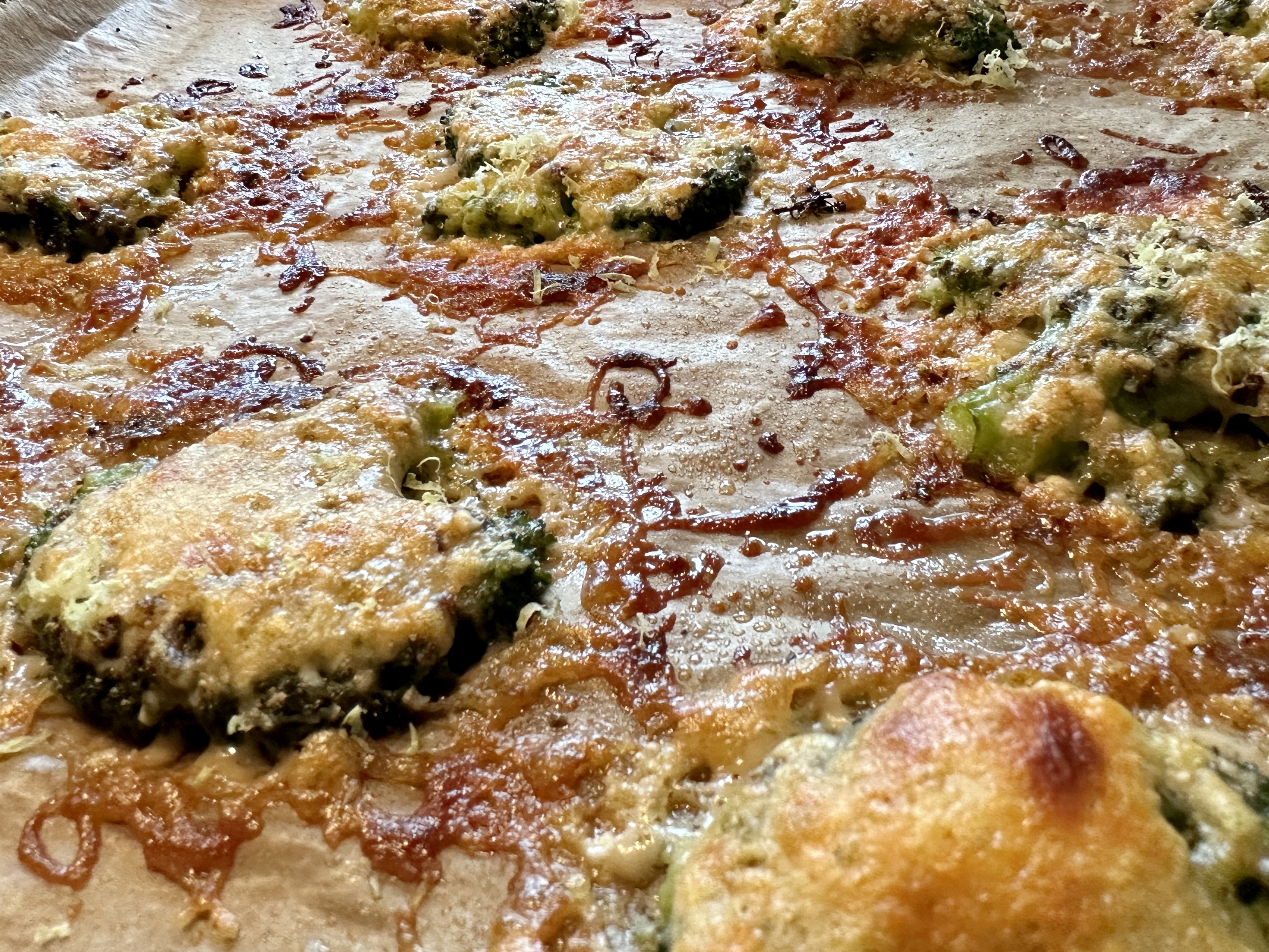 <i>Brokkoli-Taler</i><i>mit Parmesan</i><i>überbacken</i>